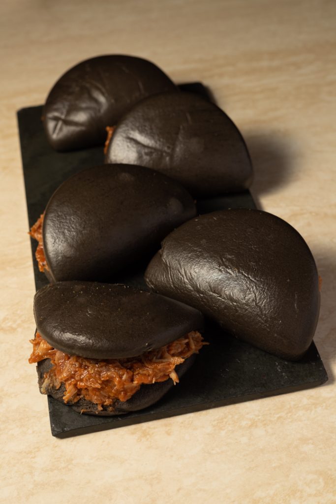 Pan negro con carne mechada en mini hambrugesas Fotografo y videografo de gastronomia en Alicante
