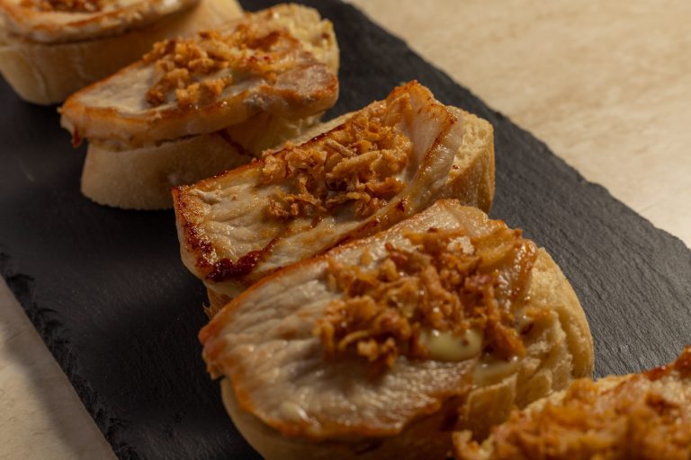 Tapa de lomo encima de un pan