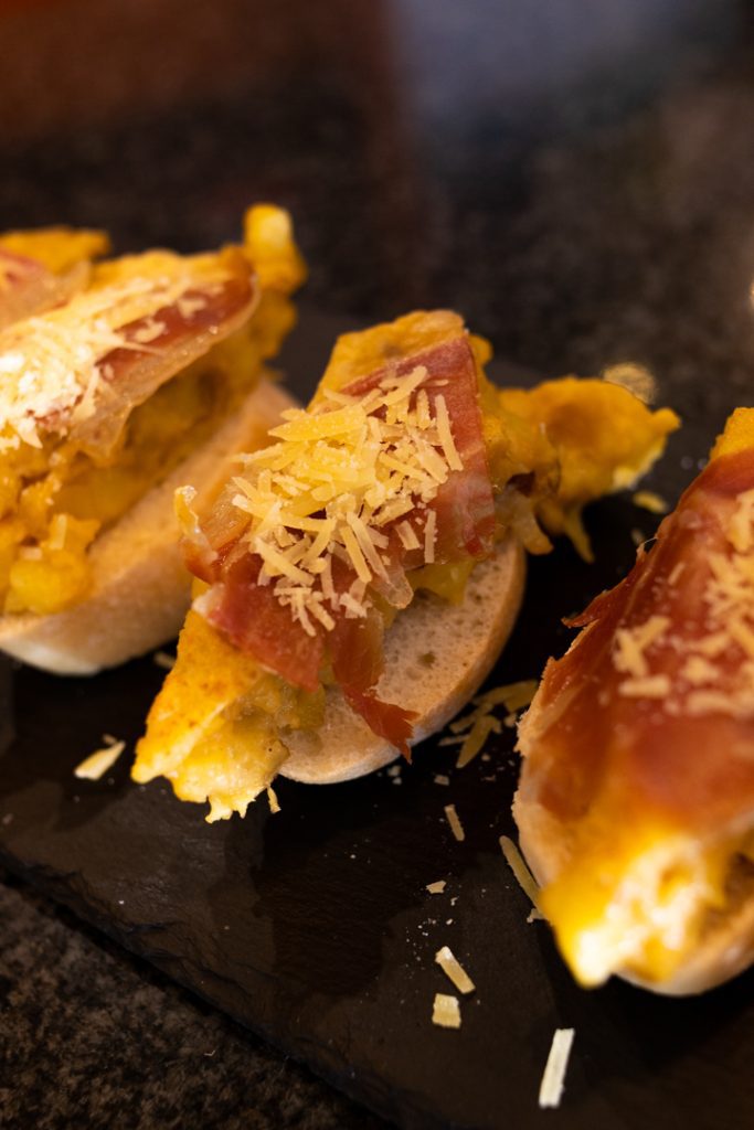 Tapa de pincho de tortilla con jamon y queso Fotografo y videografo de gastronomia en Alicante