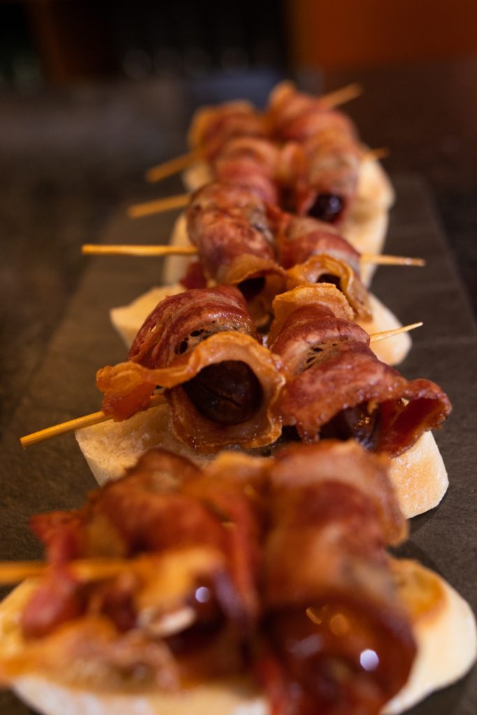 Tapas con datiles y bacon en el interior Fotografo y videografo de gastronomia en Alicante