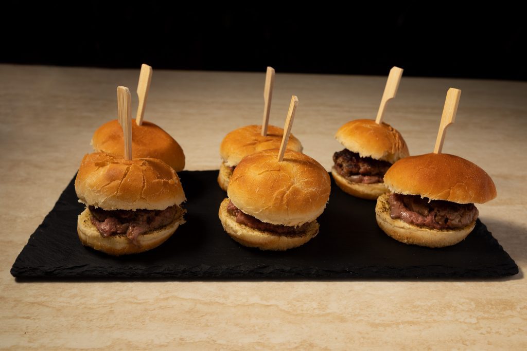 Mini tapas de hamburguesas pequeñas con carne de ternera