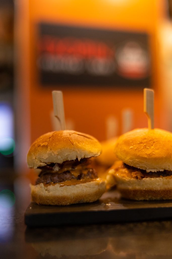 Minitapas de hamburguesa con salsa especial Fotografo y videografo de gastronomia en Alicante