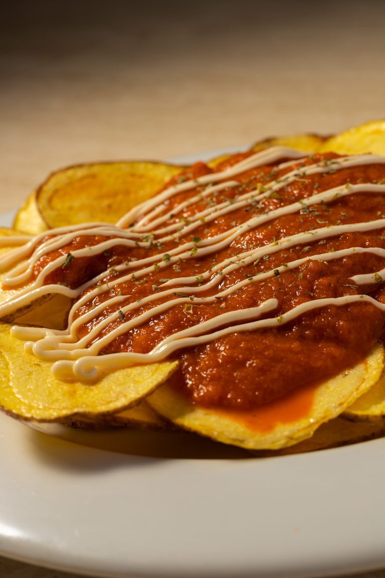 Patatas con una salsa brava picante y alioli Fotografo y videografo de gastronomia en Alicante
