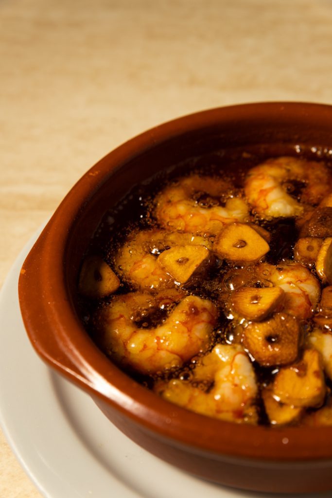 Gambas al ajillo con un recipiente de ceramica Fotografo y videografo de gastronomia en Alicante
