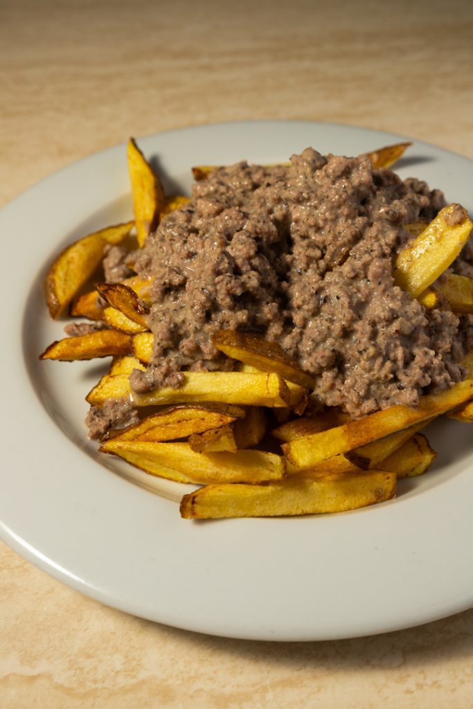 Patatas fritas con carne picada y una salsa especial Fotografo y videografo de gastronomia en Alicante