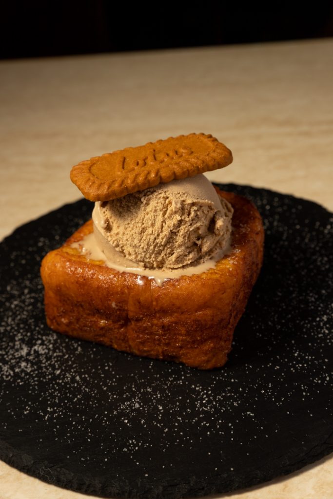 Torrija con una bola de helado y galleta de lotus Fotografo y videografo de gastronomia en Alicante
