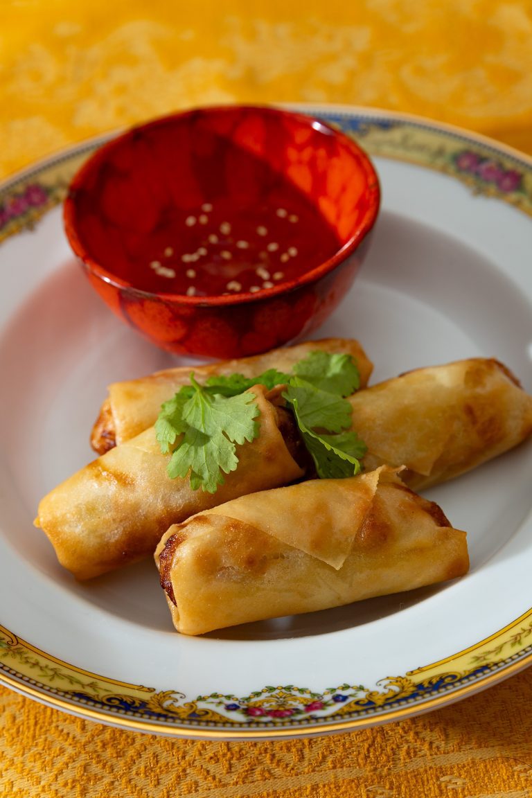Rollitos de cerdo con salsa agridulce comida tailandesa Fotografo y videografo de gastronomia en Alicante