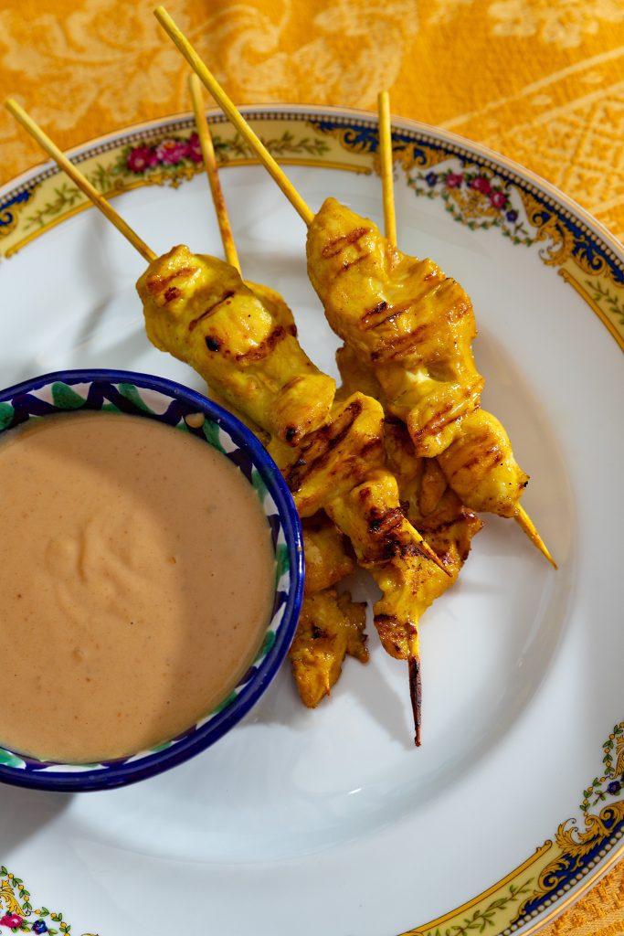 Pinchos de pollo con salsa de cacahuete Fotografo y videografo de gastronomia en Alicante