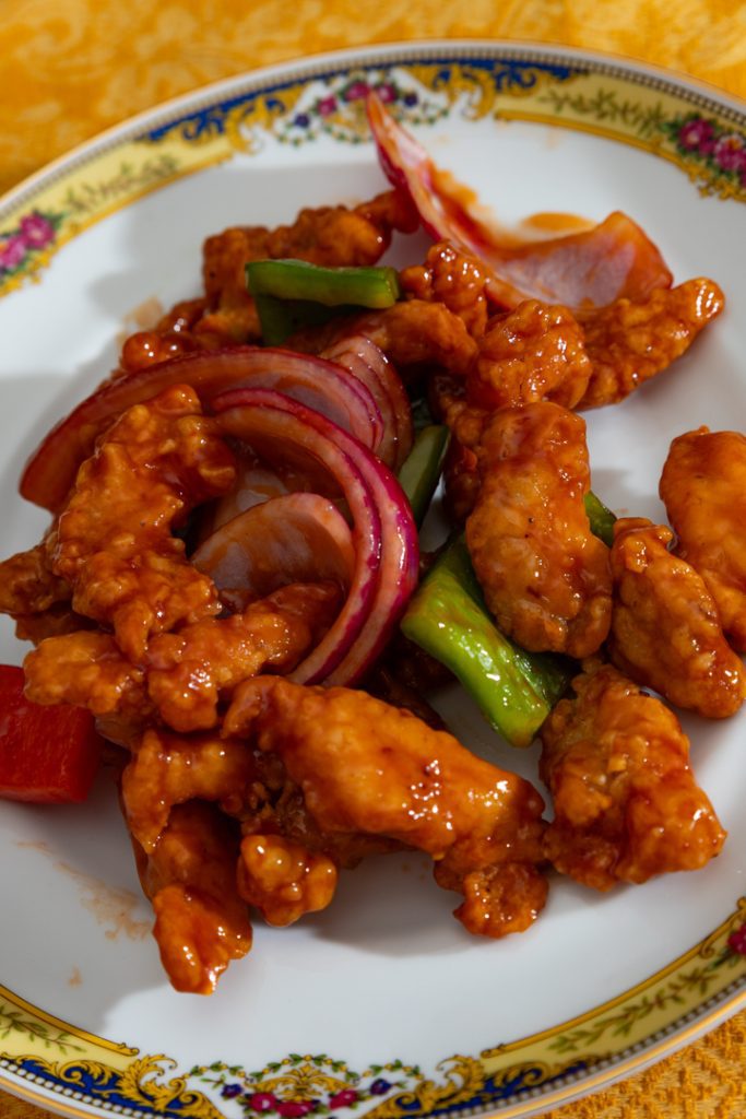 Pollo crunchy con pimiento rojo, verde y cebolla Fotografo y videografo de gastronomia en Alicante